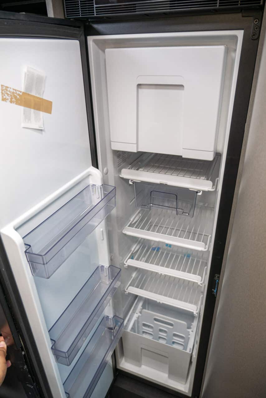 Challenger X 250 Open Edition (2024): schmaler Teilintegrierter mit flexibler Heckgarage - mit 360°-Tour! 6 challenger x 250 open edition kuehlschrank