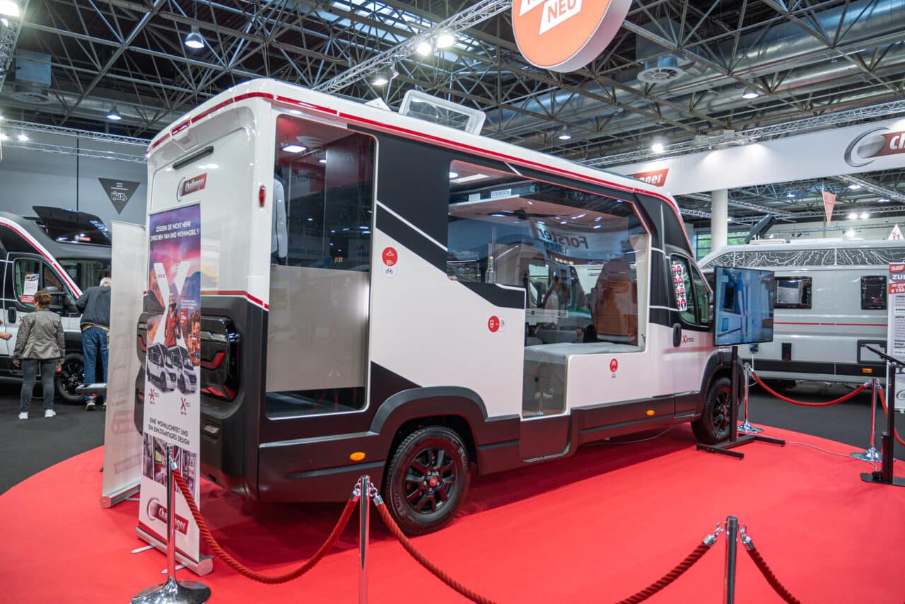 Challenger X 250 Open Edition (2024): schmaler Teilintegrierter mit flexibler Heckgarage - mit 360°-Tour! 1 challenger x 250 seite