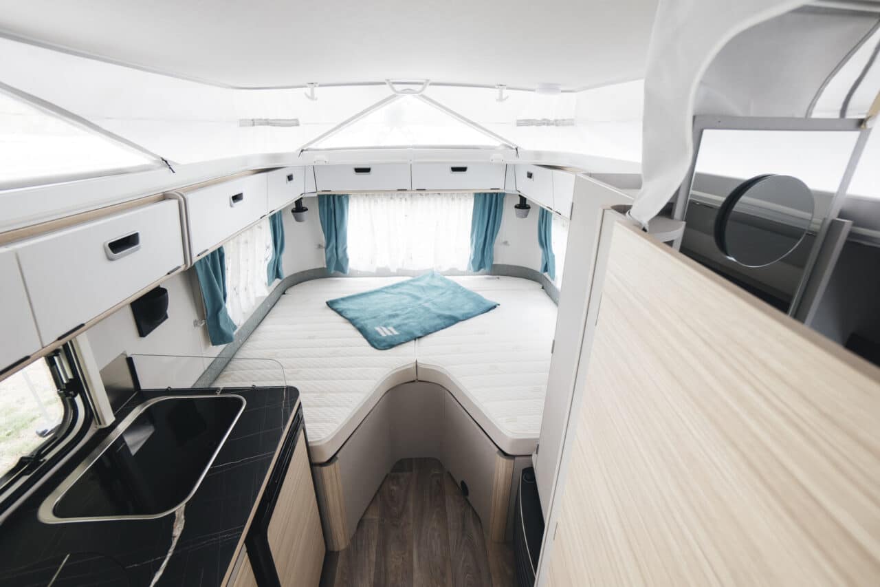 Eriba Touring im angesagten Retro-Look: zwei neue Grundrisse mit modernen Farbakzenten 2 eriba neuer touring interieur bett kueche