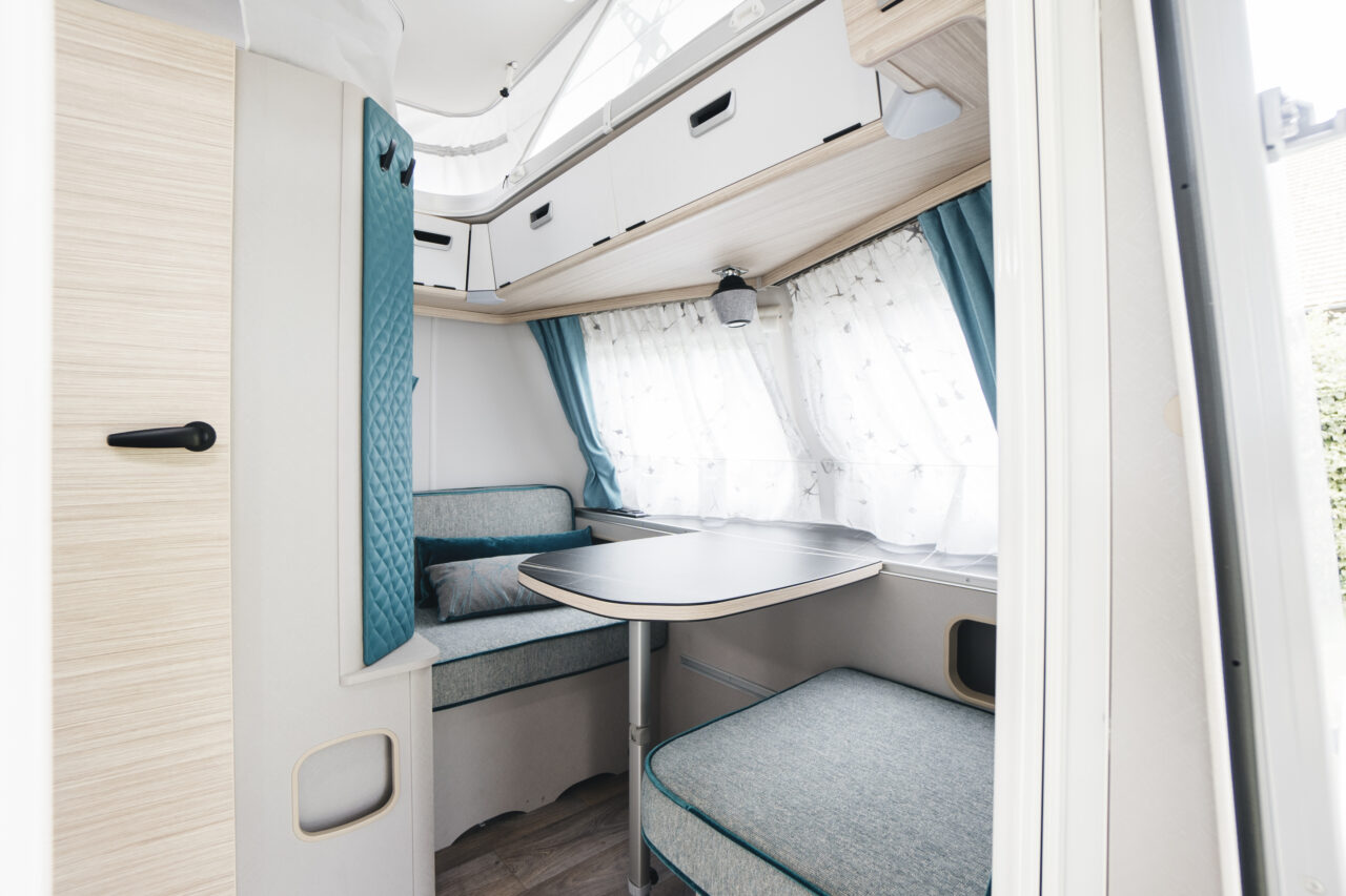 Eriba Touring im angesagten Retro-Look: zwei neue Grundrisse mit modernen Farbakzenten 4 eriba neuer touring interieur sitzgruppe