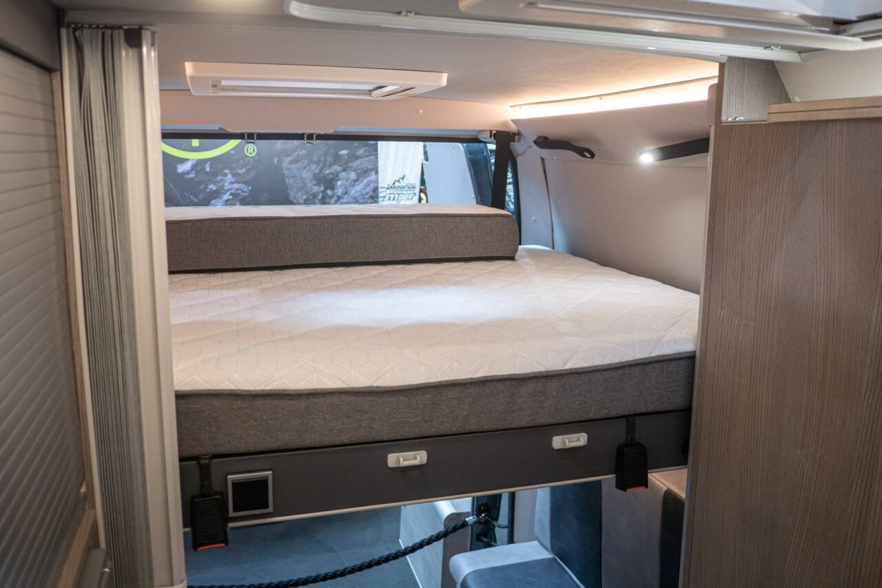 FurgoK Xpace 600+ (2024): innovativer Campervan mit Klappbad und Ultrahochdach - mit 360°-Tour! 3 furgok xpace 600 bett