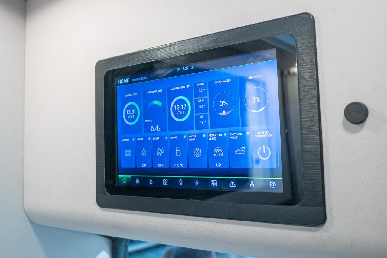 FurgoK Xpace 600+ (2024): innovativer Campervan mit Klappbad und Ultrahochdach - mit 360°-Tour! 13 furgok xpace 600 display