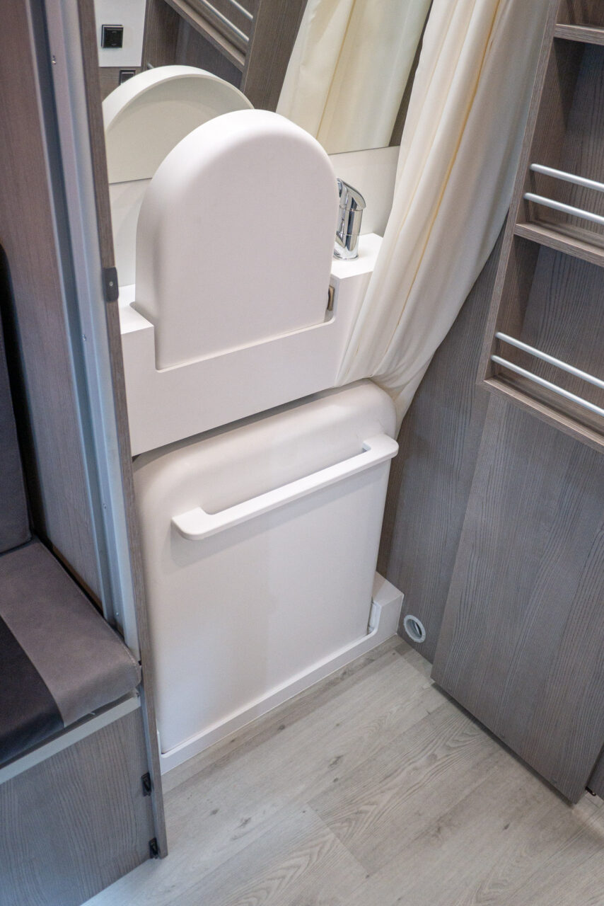 FurgoK Xpace 600+ (2024): innovativer Campervan mit Klappbad und Ultrahochdach - mit 360°-Tour! 9 furgok xpace 600 dusche waschbecken