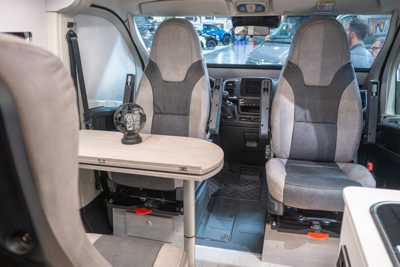 FurgoK Xpace 600+ (2024): innovativer Campervan mit Klappbad und Ultrahochdach - mit 360°-Tour! 4 furgok xpace 600 fahrerkabine