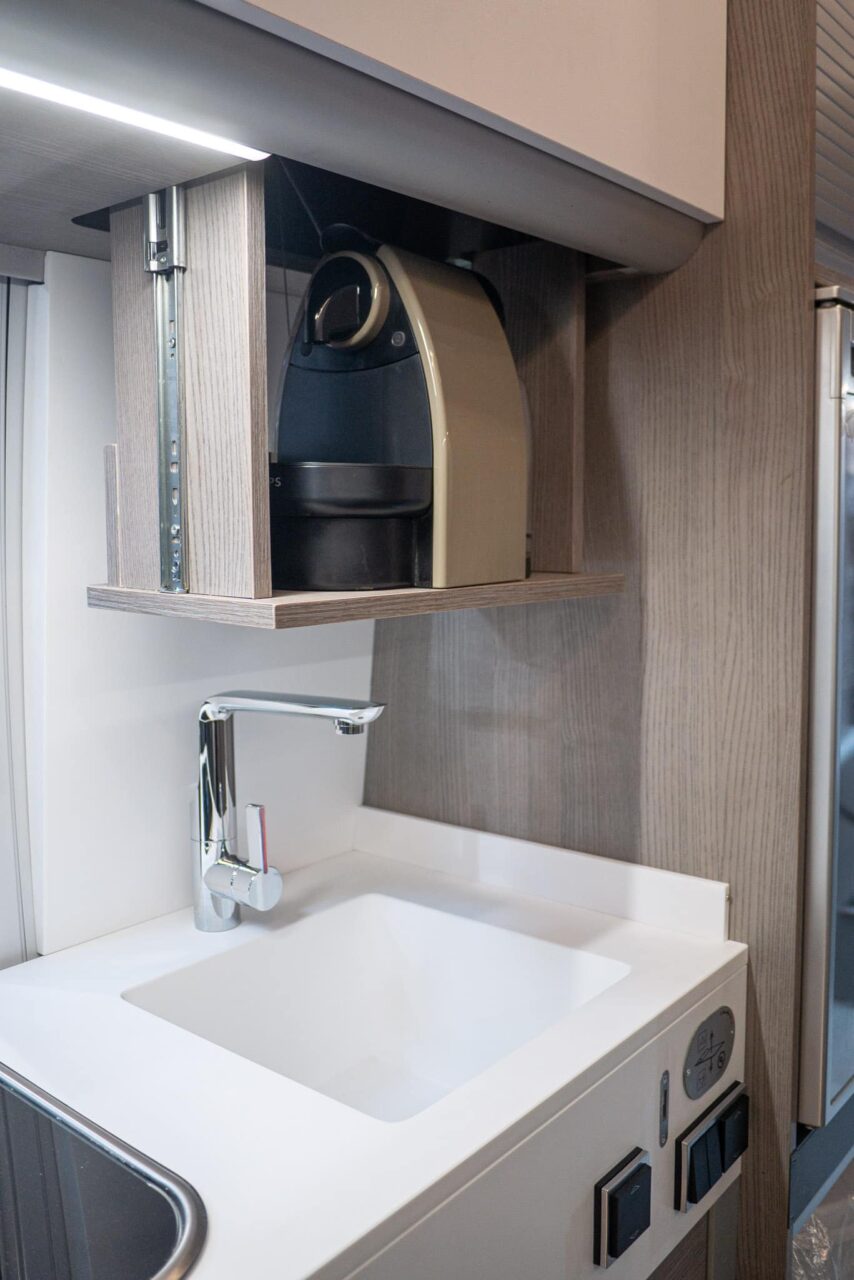 FurgoK Xpace 600+ (2024): innovativer Campervan mit Klappbad und Ultrahochdach - mit 360°-Tour! 8 furgok xpace 600 kaffeemaschine