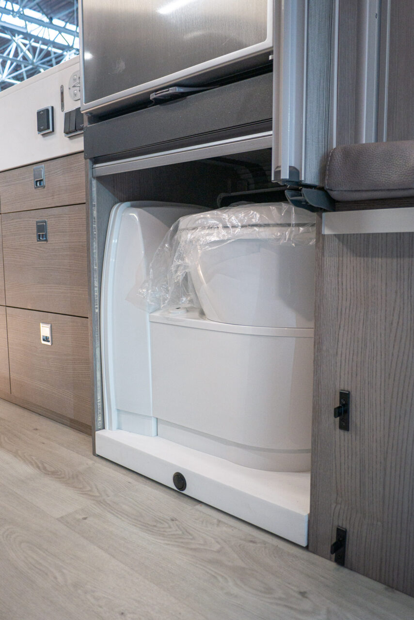 FurgoK Xpace 600+ (2024): innovativer Campervan mit Klappbad und Ultrahochdach - mit 360°-Tour! 11 furgok xpace 600 toilette
