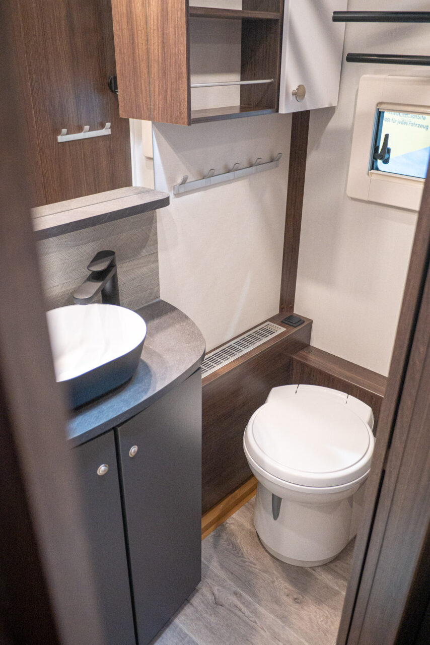 Polar Blackline 730 BQWL (2024): Luxus-Wohnwagen mit Queensbett auf Tandem-Achsen - mit 360°-Tour! 8 polar blackline bad