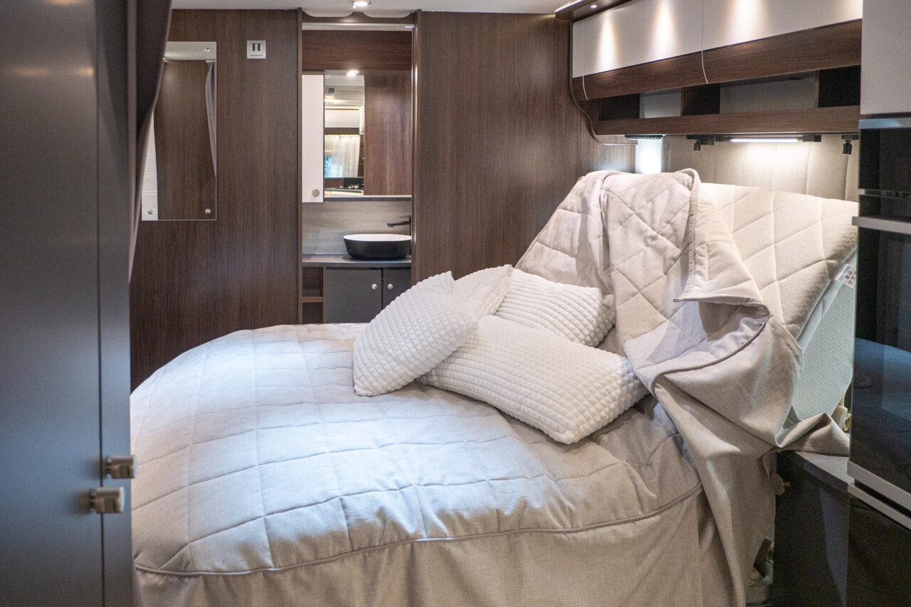 Polar Blackline 730 BQWL (2024): Luxus-Wohnwagen mit Queensbett auf Tandem-Achsen - mit 360°-Tour! 5 polar blackline doppelbett