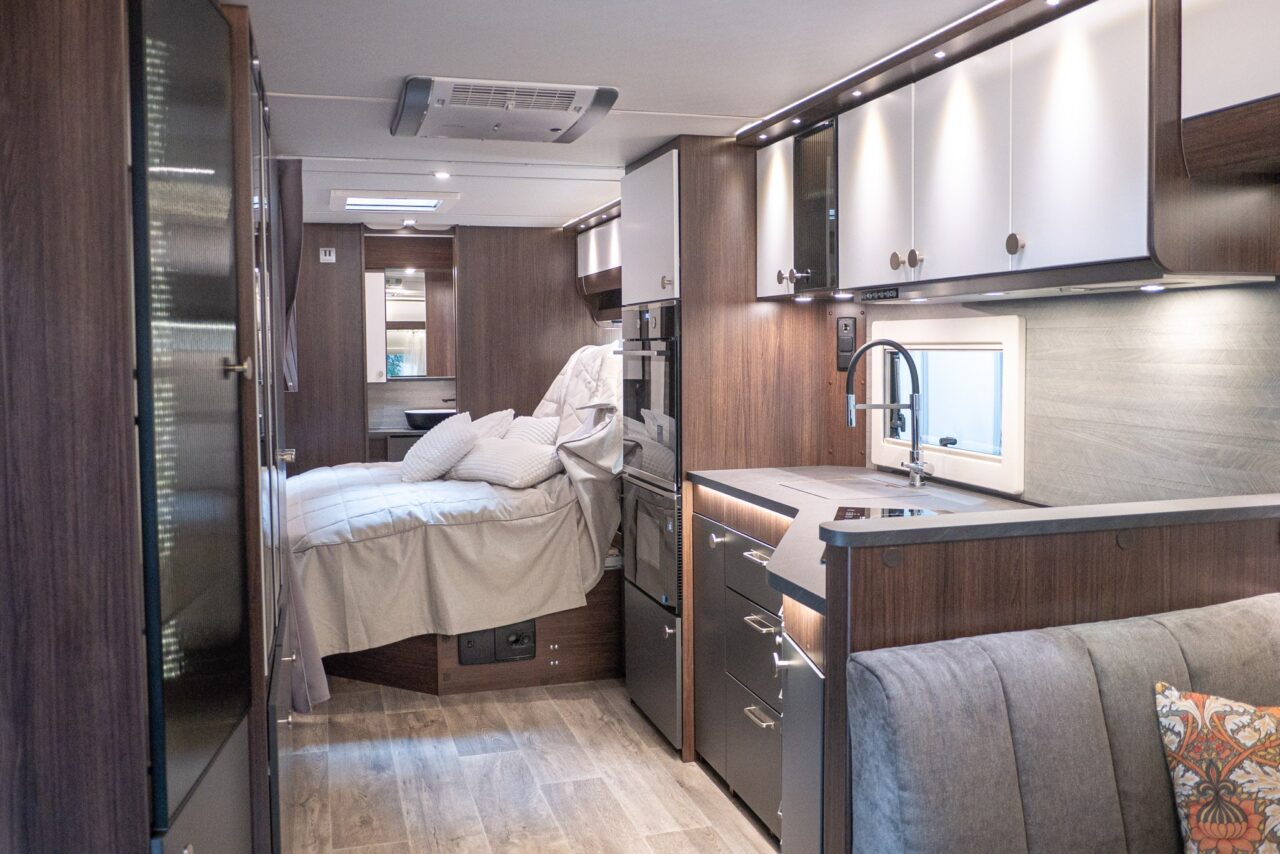 Polar Blackline 730 BQWL (2024): Luxus-Wohnwagen mit Queensbett auf Tandem-Achsen - mit 360°-Tour! 3 polar blackline innen