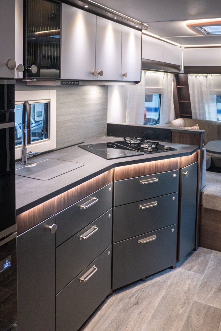 Polar Blackline 730 BQWL (2024): Luxus-Wohnwagen mit Queensbett auf Tandem-Achsen - mit 360°-Tour! 6 polar blackline kuechenzeile