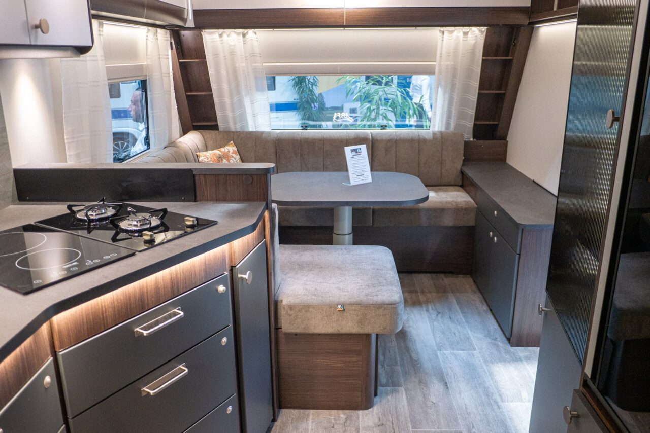 Polar Blackline 730 BQWL (2024): Luxus-Wohnwagen mit Queensbett auf Tandem-Achsen - mit 360°-Tour! 4 polar blackline sitzgruppe