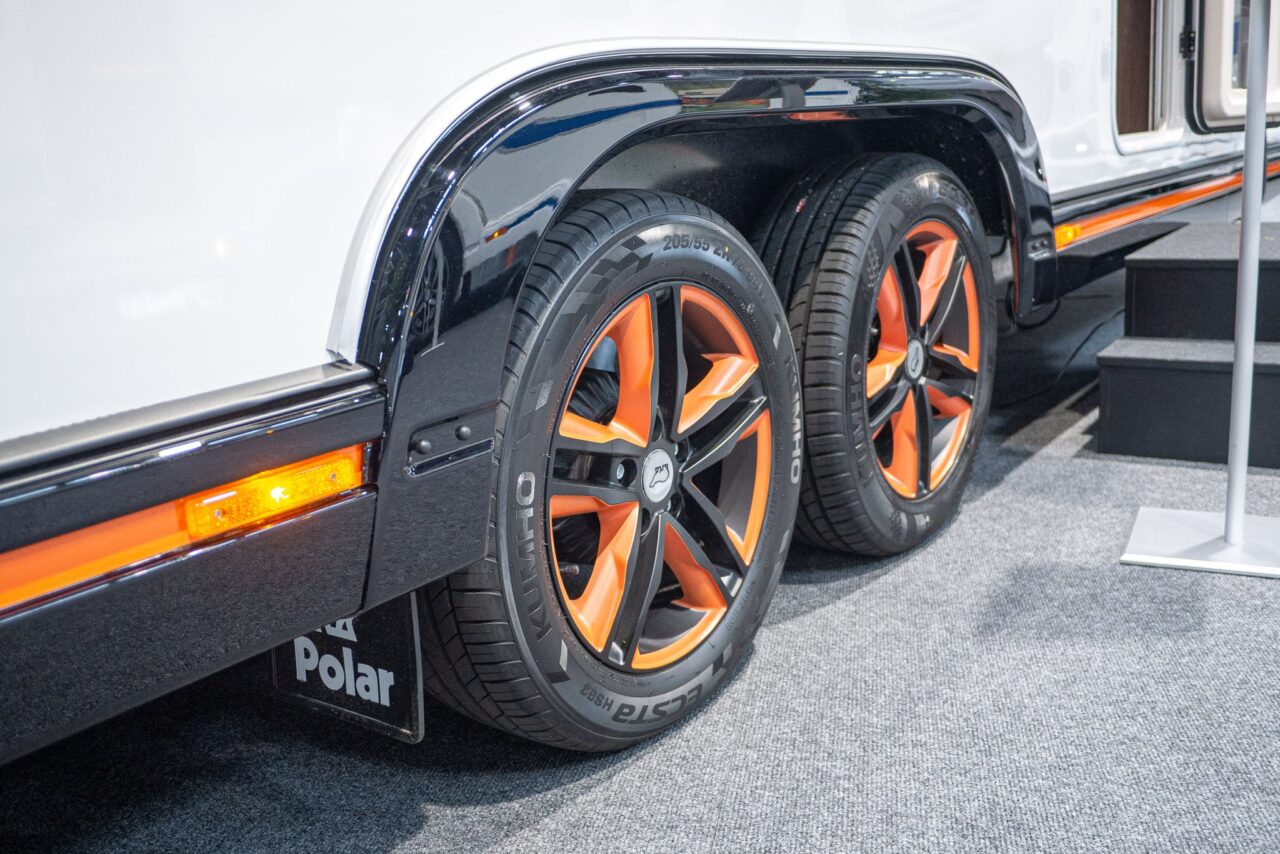 Polar Blackline 730 BQWL (2024): Luxus-Wohnwagen mit Queensbett auf Tandem-Achsen - mit 360°-Tour! 1 Polar Blackline 730 BQWL Caravan Salon 2023