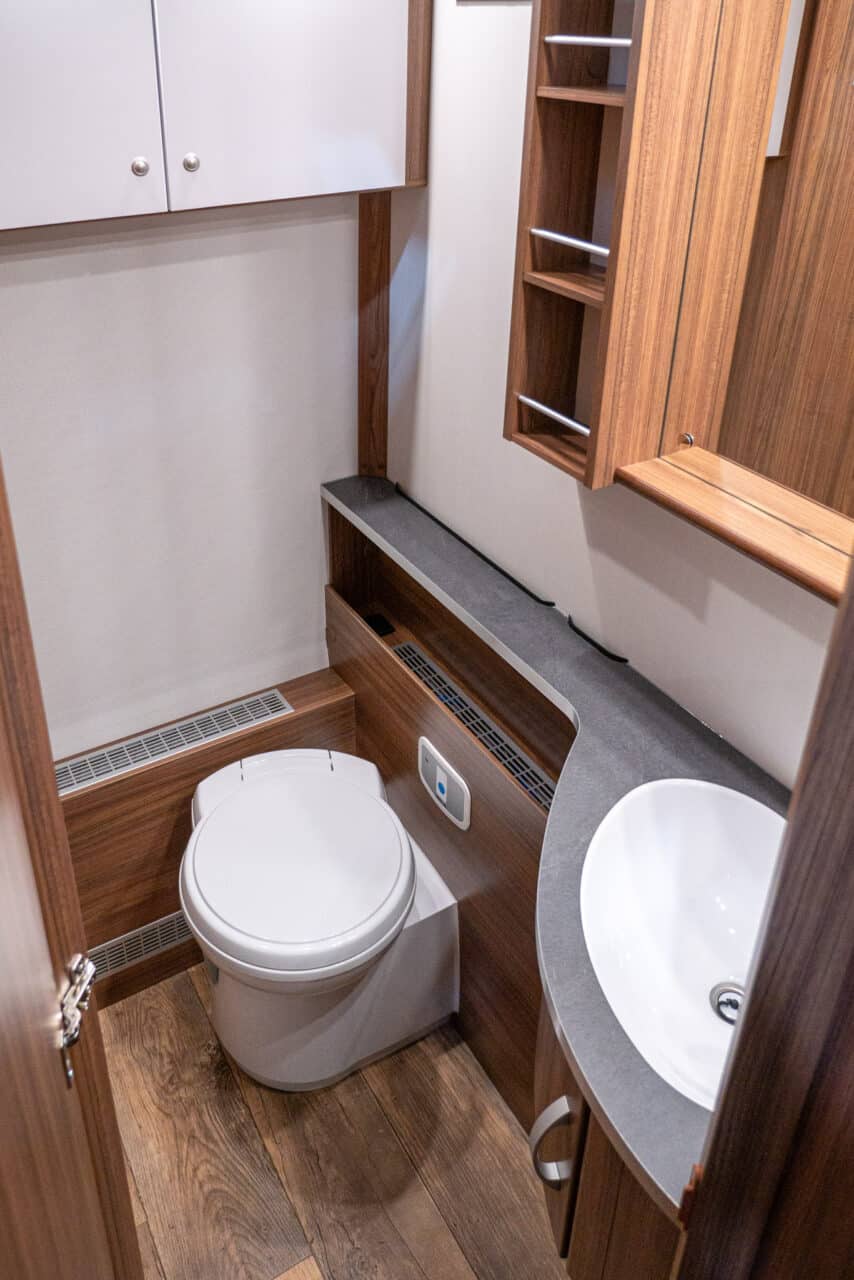 Polar Blueline 650 FDC (2024): Neuauflage des Klassikers von Polar mit Etagenbett - mit 360°-Tour! 6 polar blueline 650 fdc bad