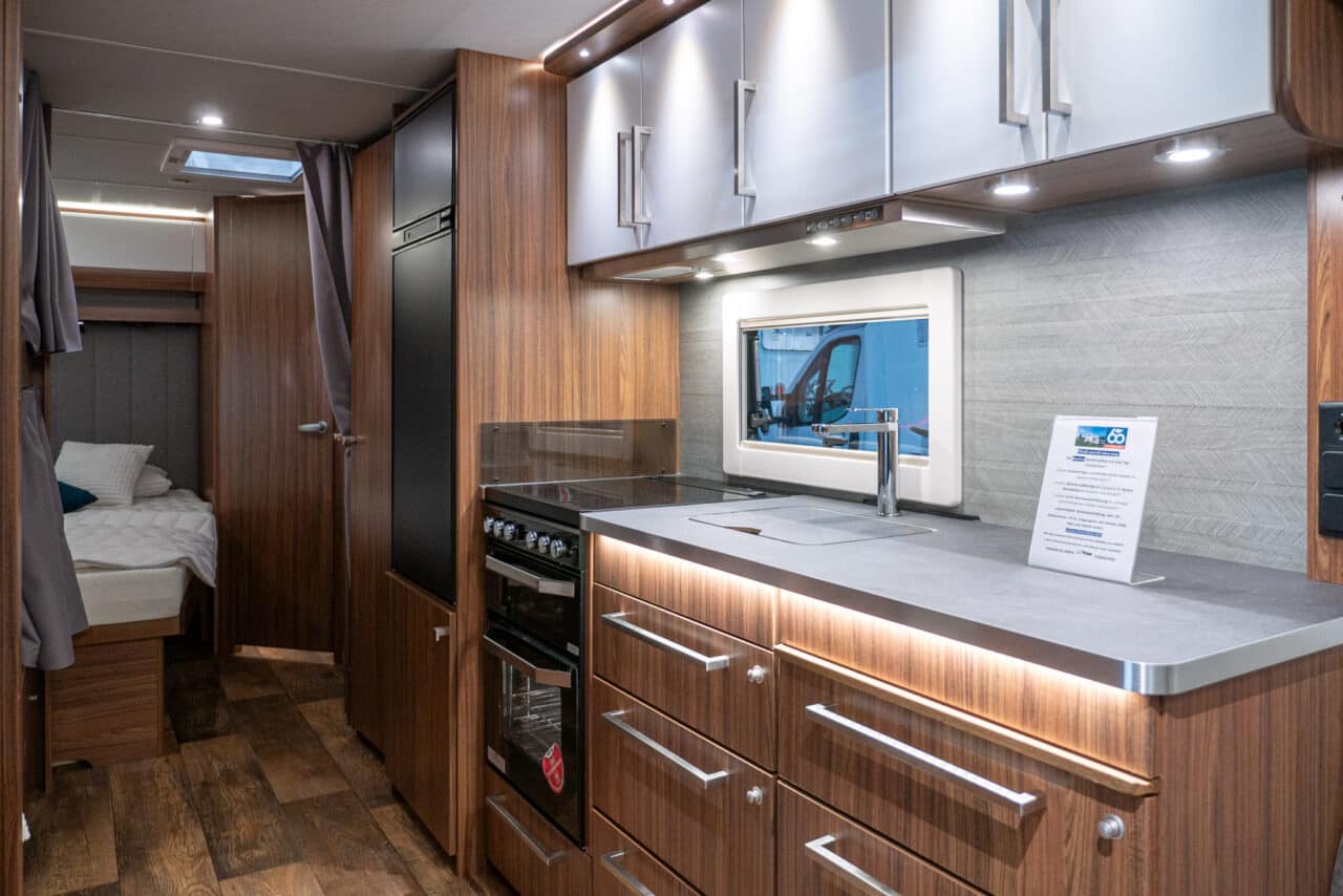 Polar Blueline 650 FDC (2024): Neuauflage des Klassikers von Polar mit Etagenbett - mit 360°-Tour! 5 polar blueline 650 fdc kueche