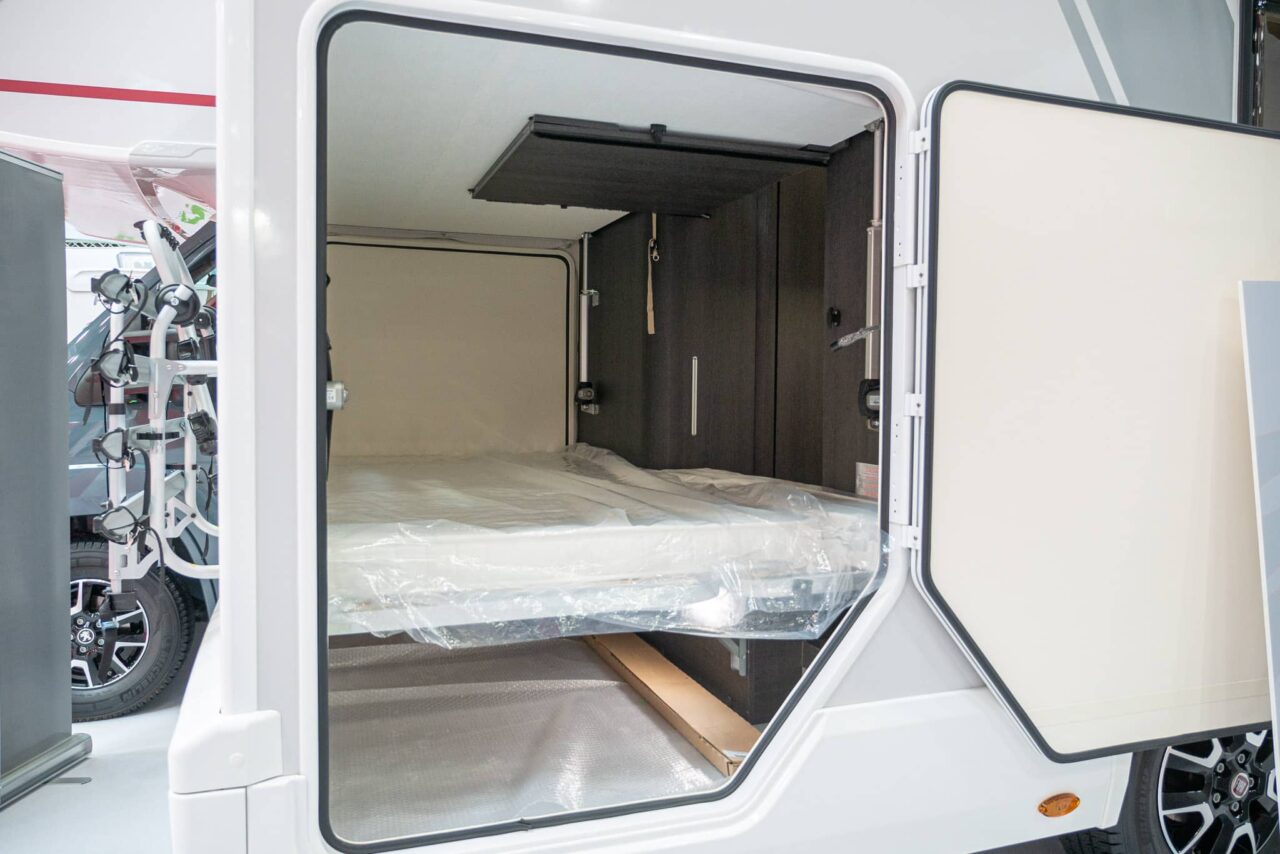 Roller Team Kronos 279 M (2024): Alkoven-Wohnmobil mit acht Schlafplätzen im Alkoven-Wohnmobil für Familien - mit 360°-Tour! 7 roller team kronos 279 m bett heck