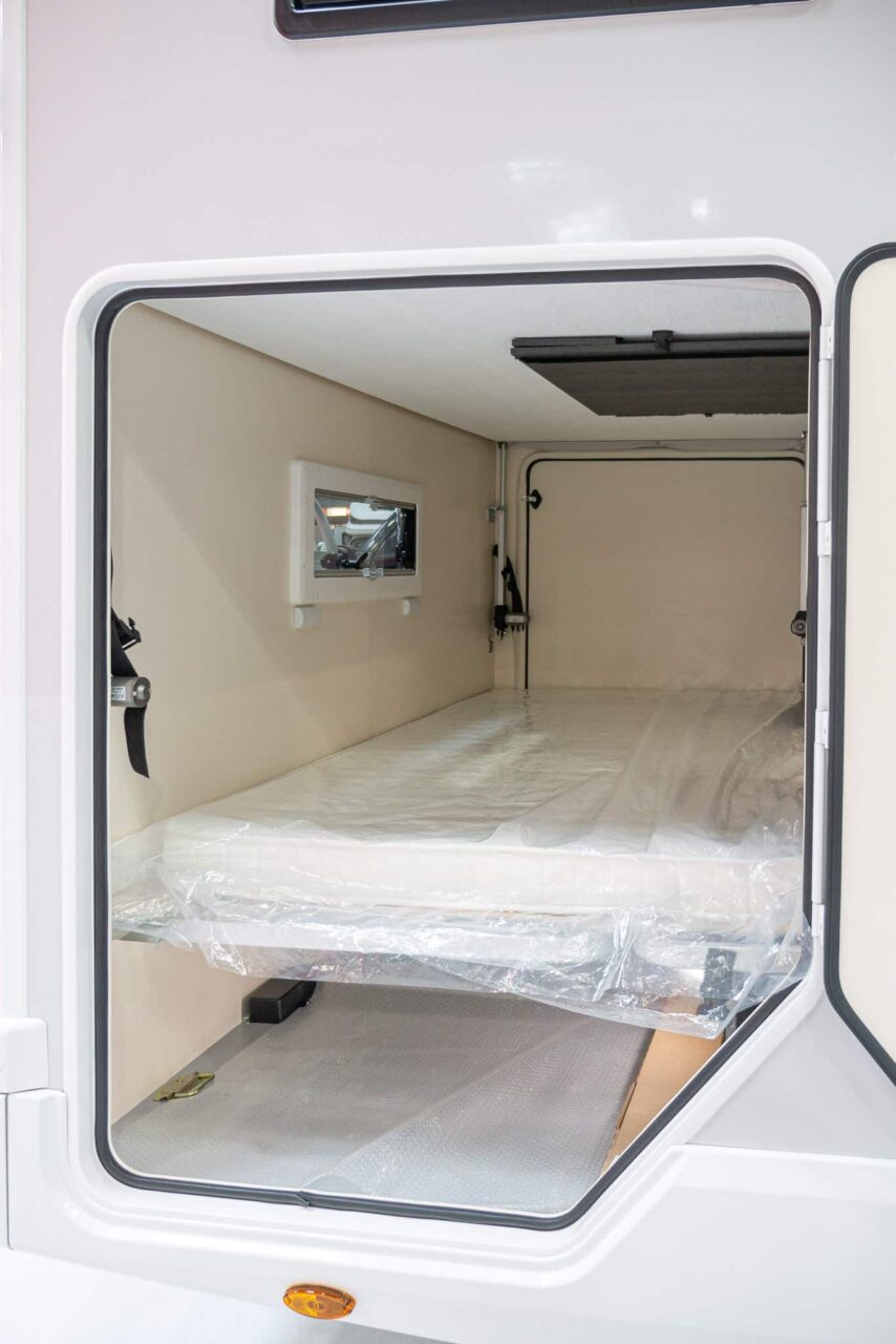 Roller Team Kronos 279 M (2024): Alkoven-Wohnmobil mit acht Schlafplätzen im Alkoven-Wohnmobil für Familien - mit 360°-Tour! 5 roller team kronos 279 m heckgarage bett