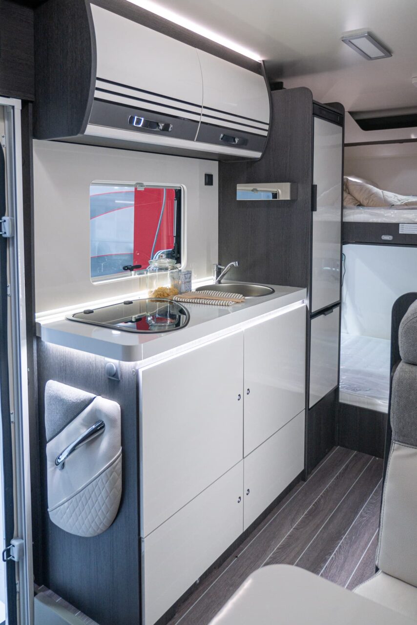 Roller Team Kronos 279 M (2024): Alkoven-Wohnmobil mit acht Schlafplätzen im Alkoven-Wohnmobil für Familien - mit 360°-Tour! 9 roller team kronos 279 m kueche 1