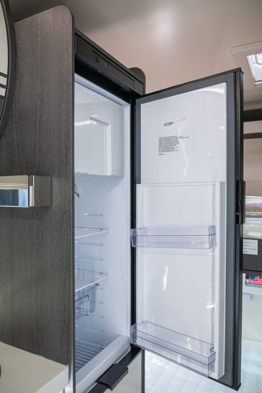 Roller Team Kronos 279 M (2024): Alkoven-Wohnmobil mit acht Schlafplätzen im Alkoven-Wohnmobil für Familien - mit 360°-Tour! 10 roller team kronos 279 m kuehlschrank 1