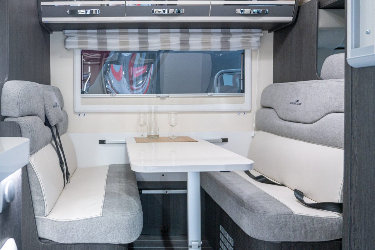 Roller Team Kronos 279 M (2024): Alkoven-Wohnmobil mit acht Schlafplätzen im Alkoven-Wohnmobil für Familien - mit 360°-Tour! 8 roller team kronos 279 m sitzgruppe