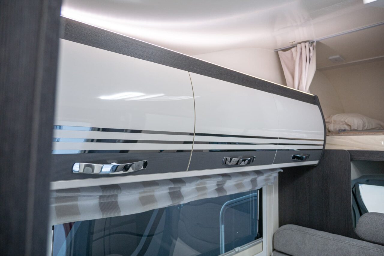 Roller Team Kronos 279 M (2024): Alkoven-Wohnmobil mit acht Schlafplätzen im Alkoven-Wohnmobil für Familien - mit 360°-Tour! 13 roller team kronos 279 m wandschrank