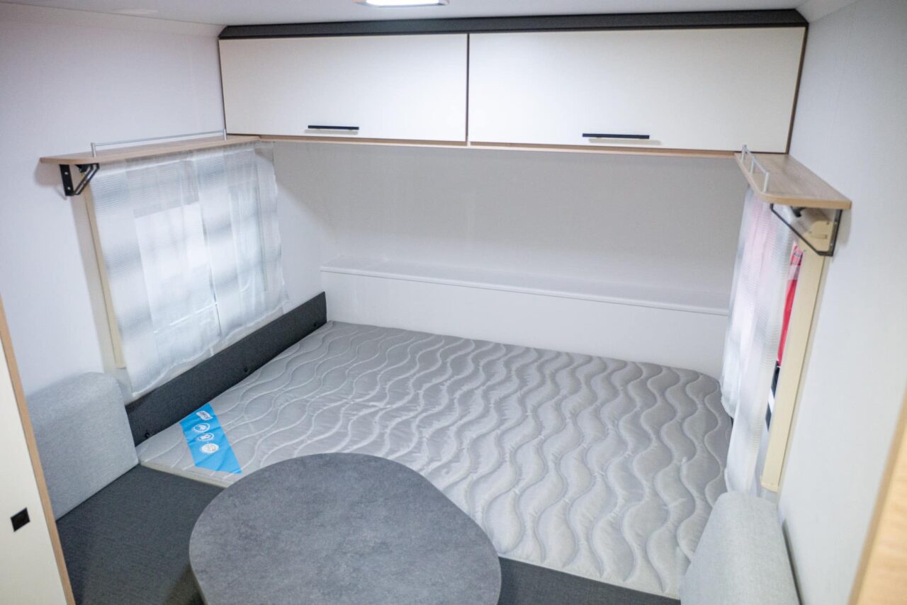 Sterckeman Easy 350 CP (2024): Mini-Wohnwagen mit 3,5 m Innenlänge und flexibler Bettkonfiguration - 360°-Tour! 3 sterckeman easy 350 cp bett
