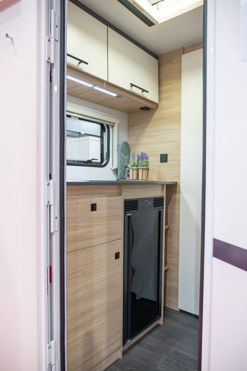 Sterckeman Easy 350 CP (2024): Mini-Wohnwagen mit 3,5 m Innenlänge und flexibler Bettkonfiguration - 360°-Tour! 6 sterckeman easy 350 cp kueche laengs