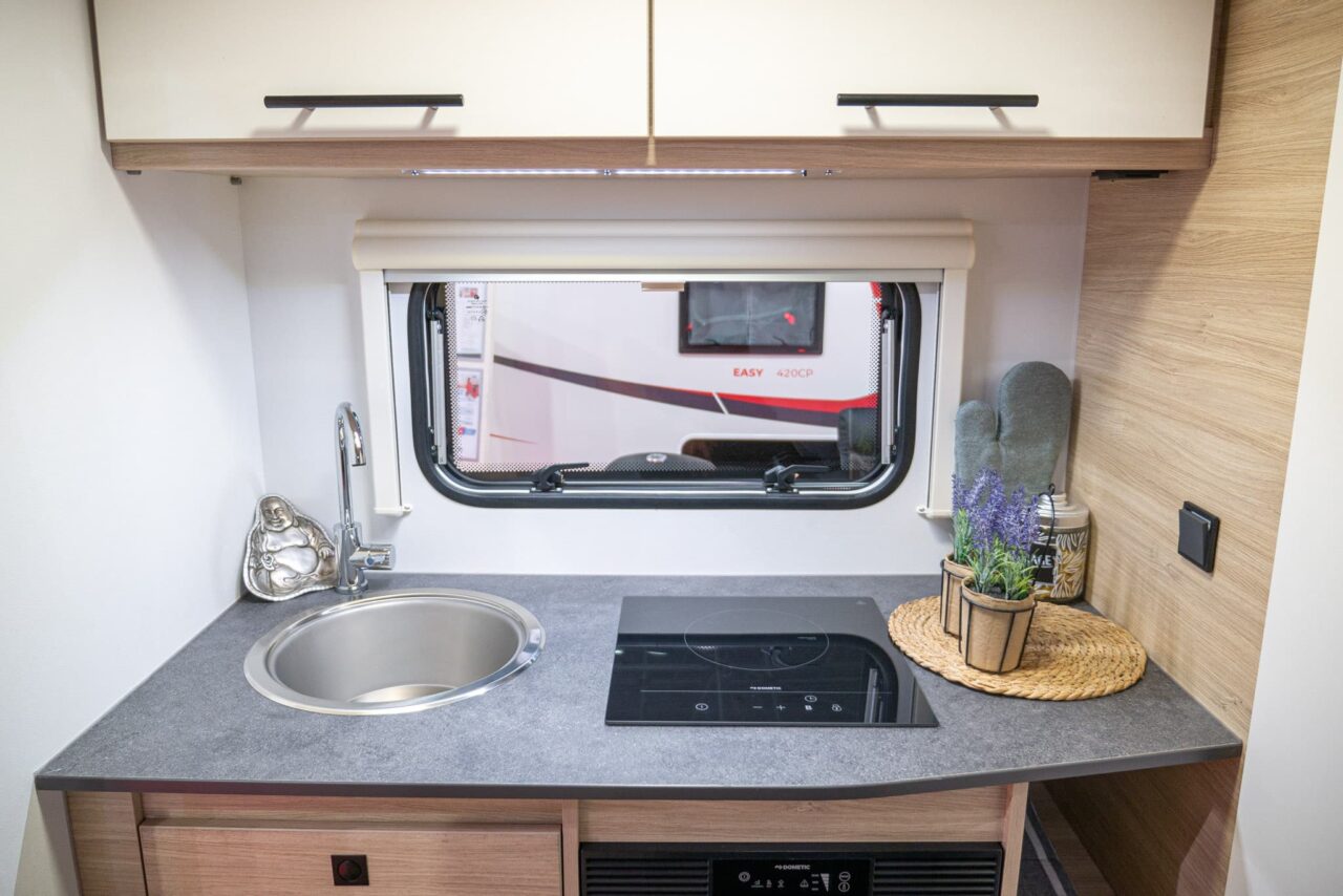 Sterckeman Easy 350 CP (2024): Mini-Wohnwagen mit 3,5 m Innenlänge und flexibler Bettkonfiguration - 360°-Tour! 5 sterckeman easy 350 cp kuechenmodul