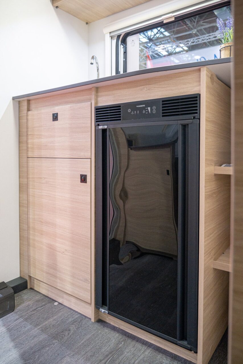 Sterckeman Easy 350 CP (2024): Mini-Wohnwagen mit 3,5 m Innenlänge und flexibler Bettkonfiguration - 360°-Tour! 7 sterckeman easy 350 cp kuehlschrank