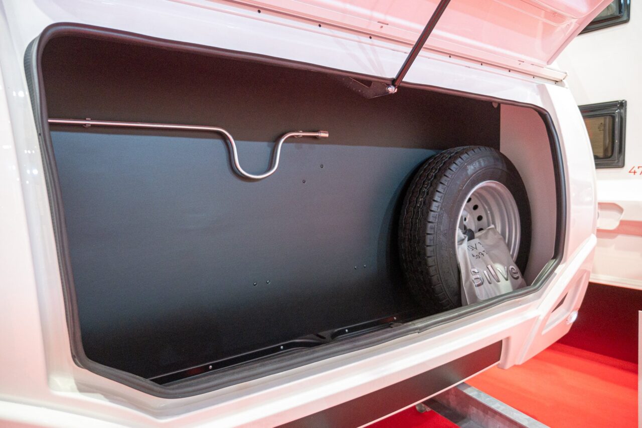 Sterckeman Easy 350 CP (2024): Mini-Wohnwagen mit 3,5 m Innenlänge und flexibler Bettkonfiguration - 360°-Tour! 9 sterckeman easy 350 cp serviceklappe
