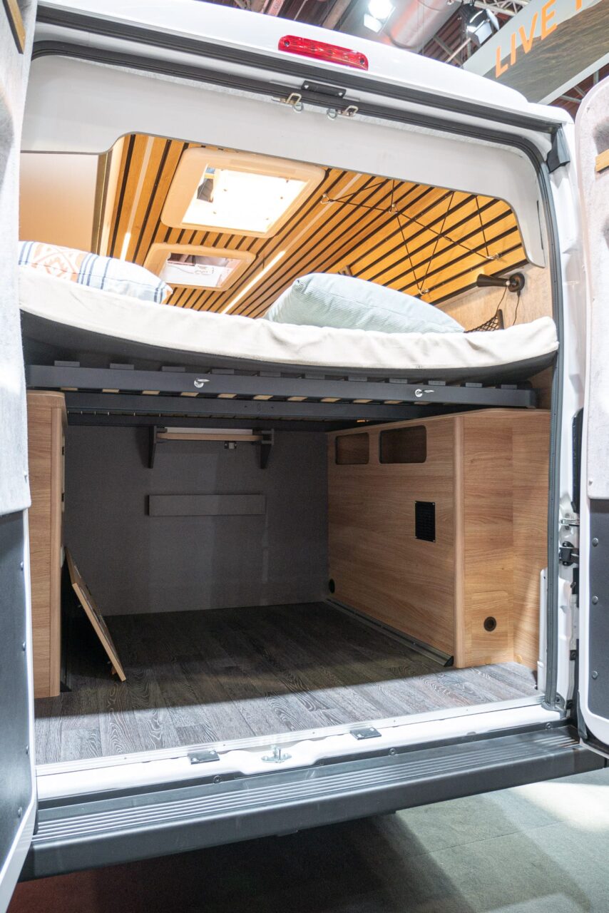 Weinsberg CaraLife 630 LQ (2024): raffinierter Camper mit außergewöhnlichem Grundriss - mit 360°-Tour! 9 weinsberg caralife 630 lq bett heck 1