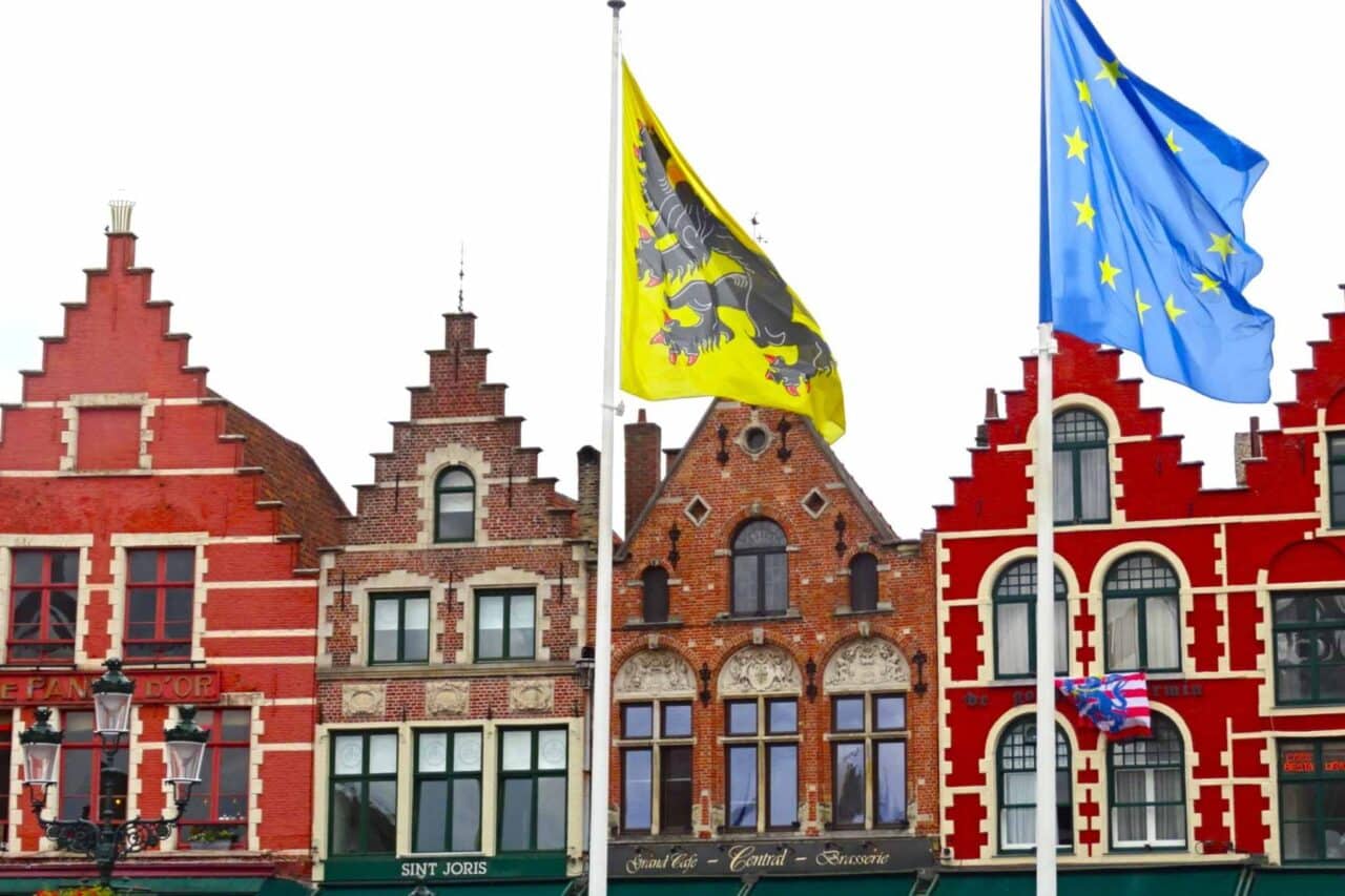 Camping in Belgien - Brügge wartet allein durch seine Architektur und bunten Häuserfassaden mit einem ganz besonderen Flair auf. © Katja Scholz