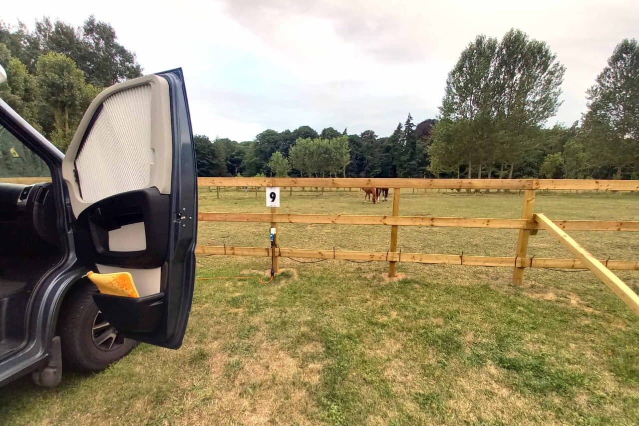 Camping in Belgien - Frühstück mit Pferden: Dieser private Stellplatz in Brügge ist sehr empfehlenswert. (c) Katja Scholz