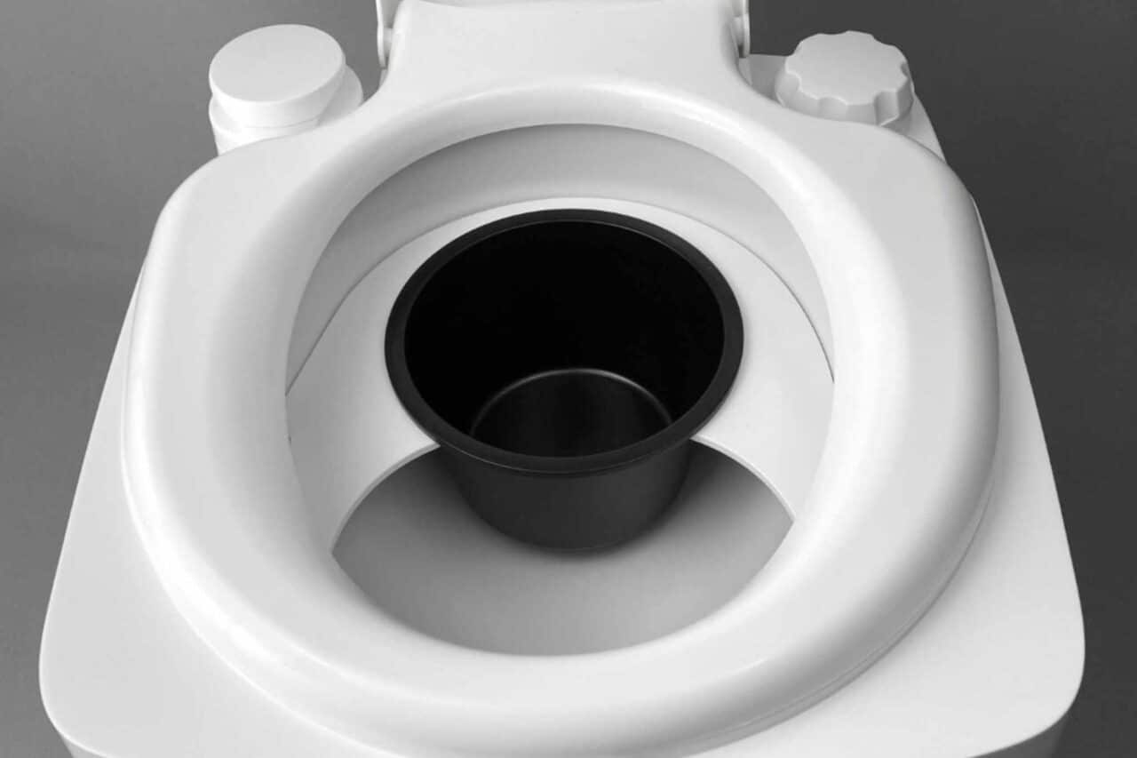 Thetford Toilette umbauen zur Trenntoilette: Auch für die Porta Potti-Toiletten und auf Wunsch auch für weitere Modelle bietet flexaport den passenden Einsatz. © flexaport