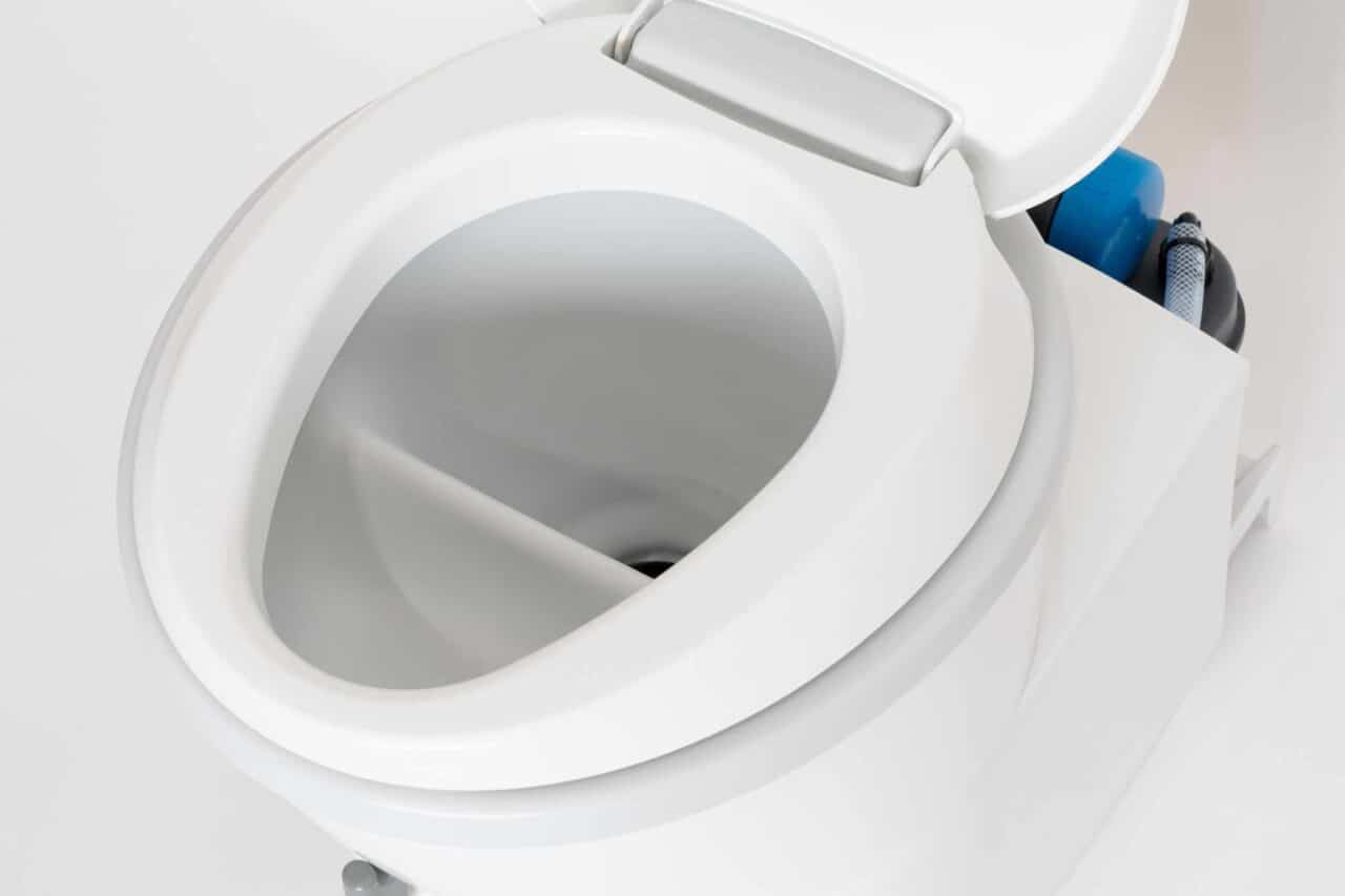 Thetford Toilette umbauen zur Trenntoilette -Die Trennschüssel von ToniToi mit einer großen Öffnung für Feststoffe ausgestattet. © ToniToi