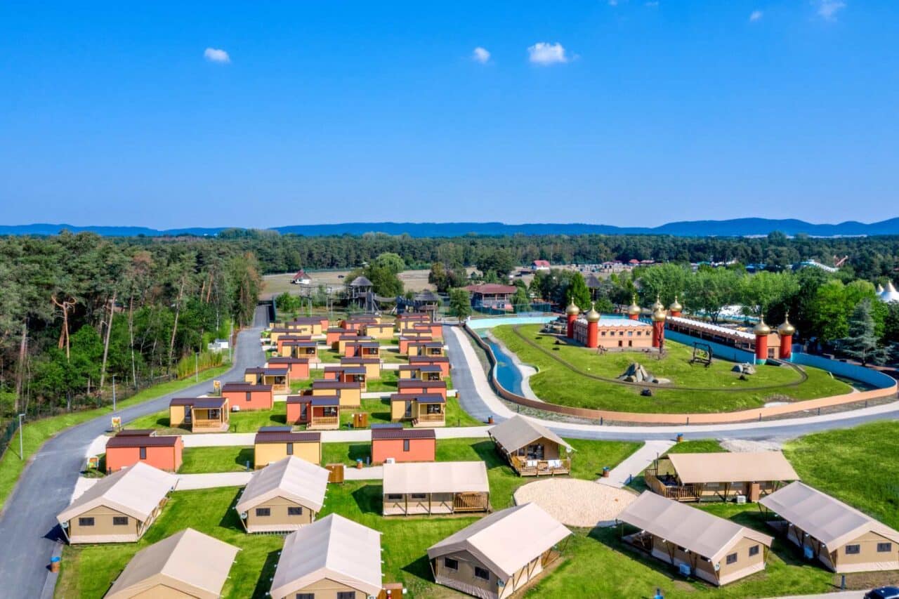 Camping Safariparks : Glamping im Safariland: Mobilheime und Lodges bieten gemütliche Übernachtungsplätze.© Safariland Stukenbrock