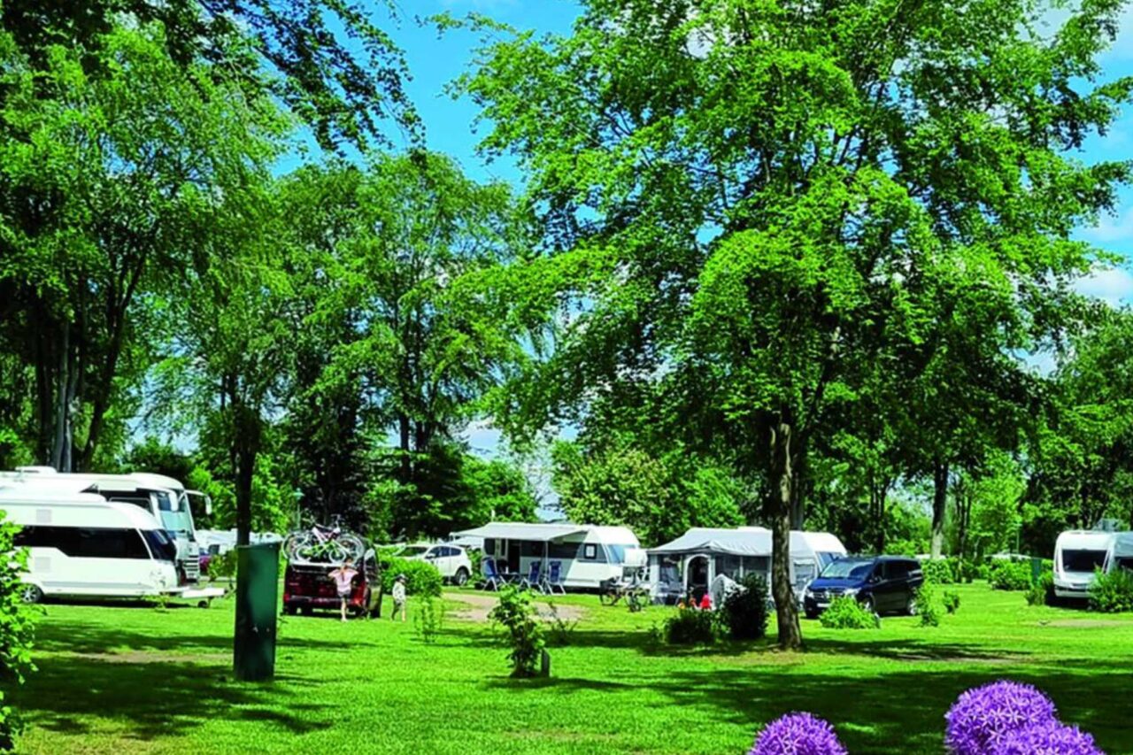 Wohnwagen auf Campingplatz mieten