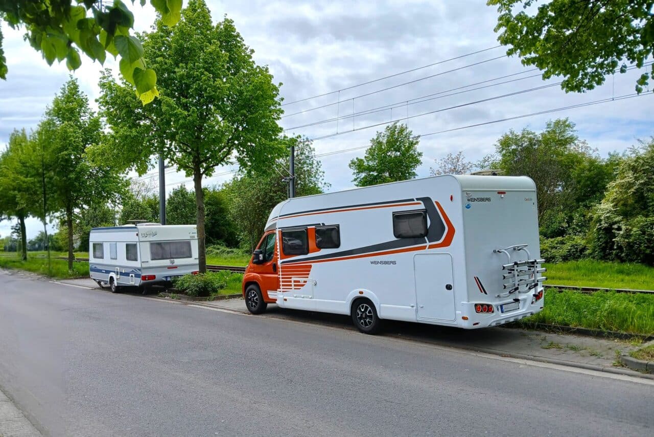 Wohnmobil und Wohnwagen parken im öffentlichen Raum
