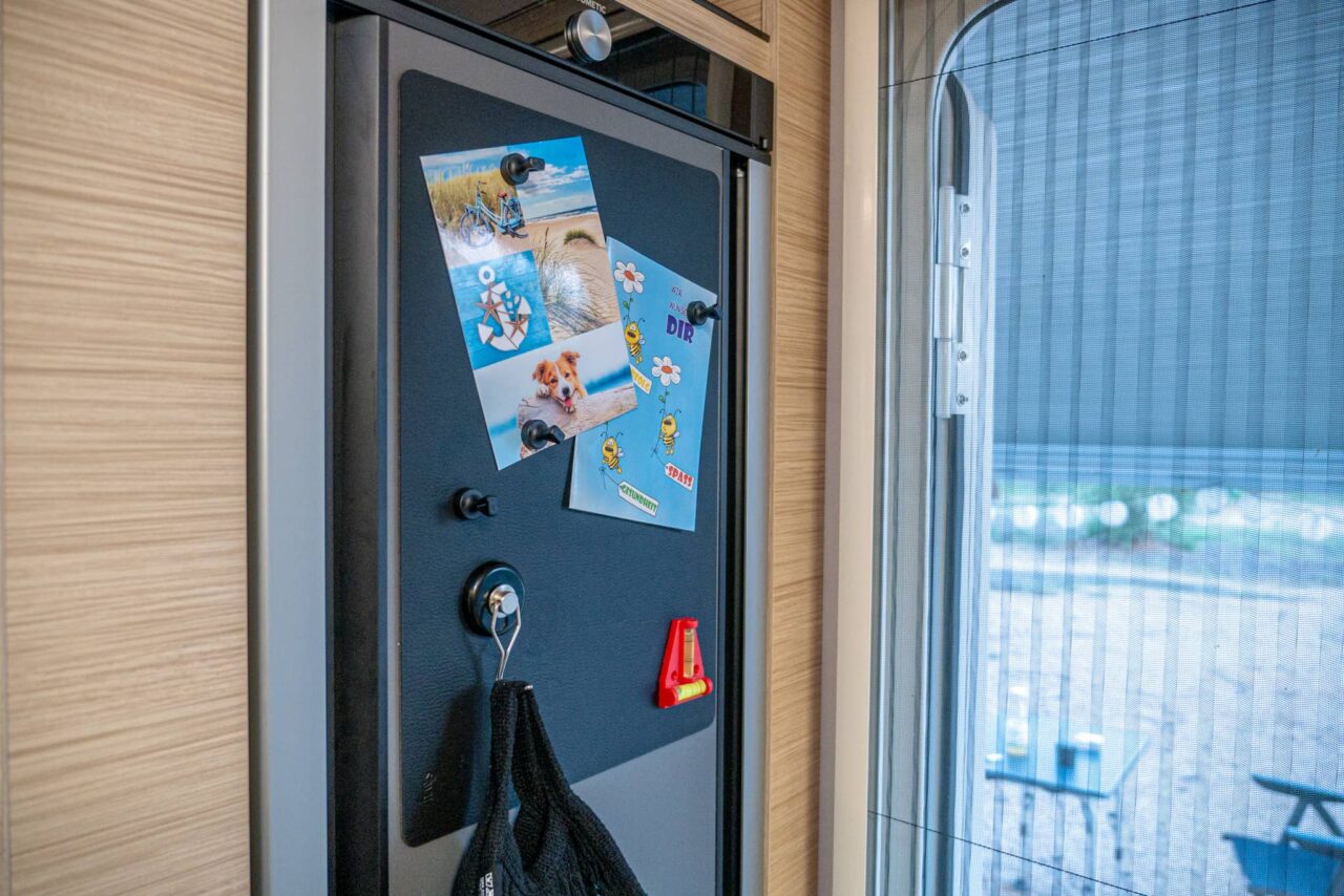 Pinnwand wiederablösbar mit verschiedenen Magneten