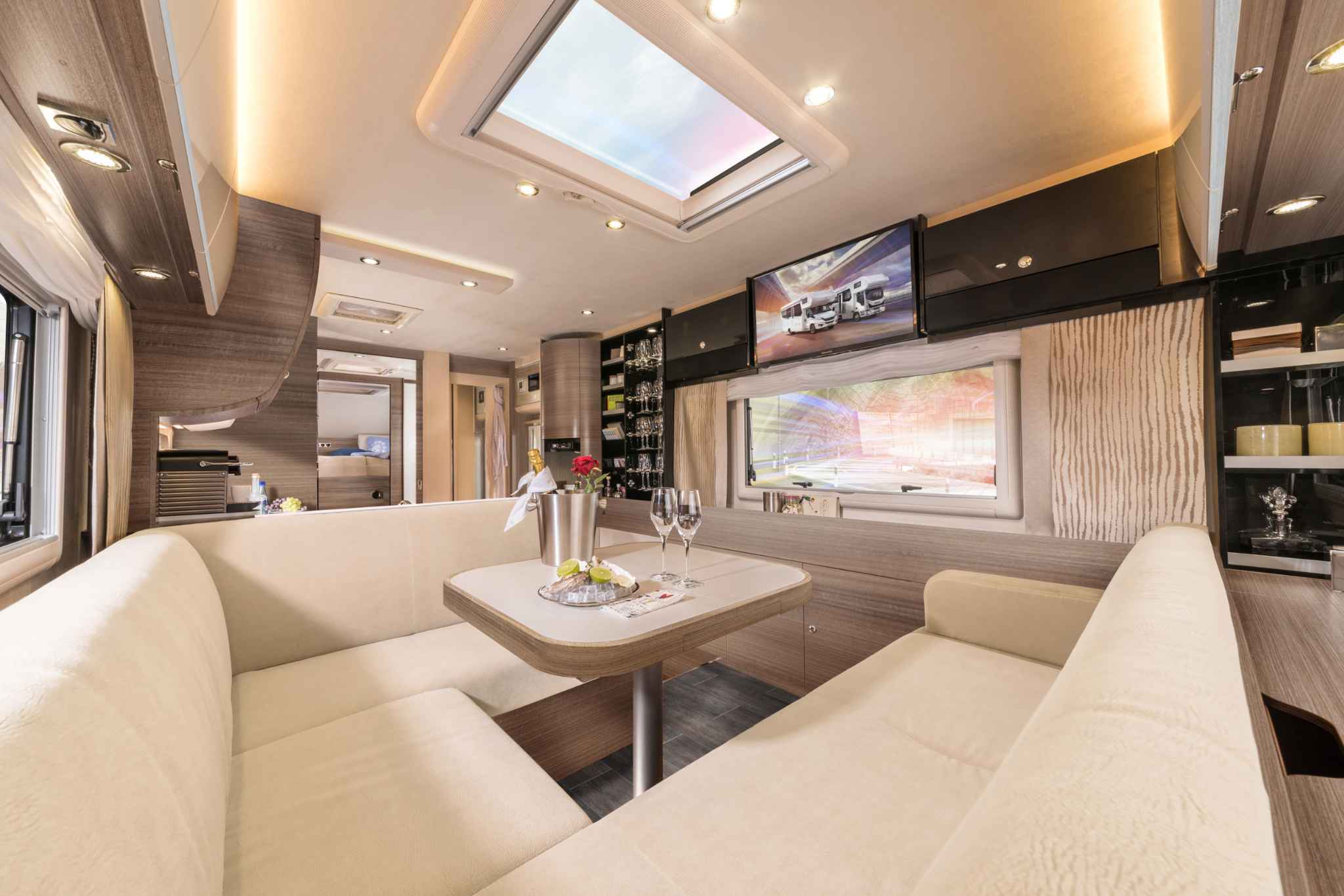 Wohnmobile mit Hecksitzgruppe – vom CamperVan bis zum Luxus-Liner
