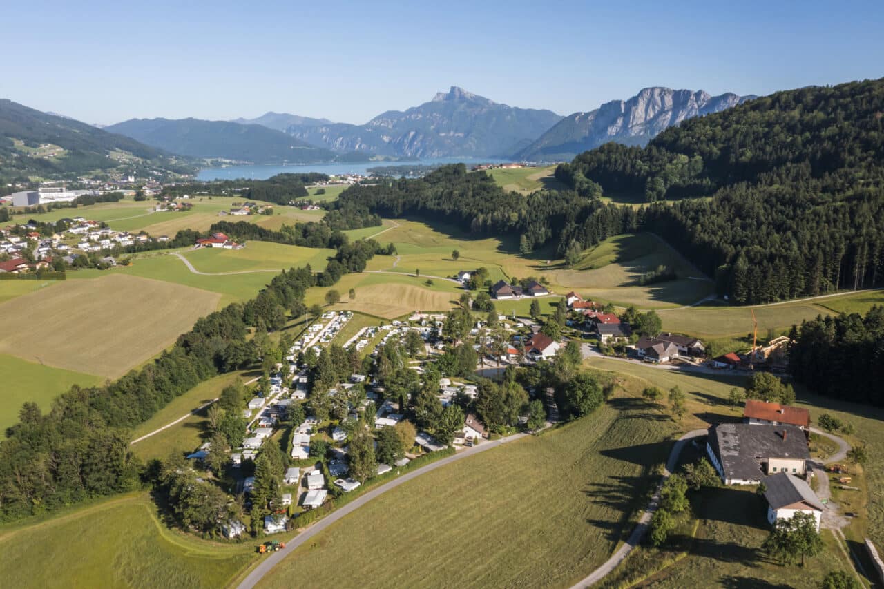 Entdecke die schönsten 5 Campingplätze Europas: Die Gewinner des Camping.info-Awards 2024! 4 4 Camp Mond See Land Drohne 06 web Camp MondSeeLand Herta Wiedlroither