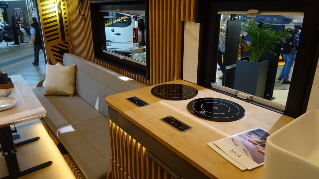 Alpine Cross Cabin Signature (2024) - Leichtgewicht mit gut ausgestattetem Office-Bereich 4 AlpineCrossCabinSignature5 Kuechenzeile cKatja Scholz