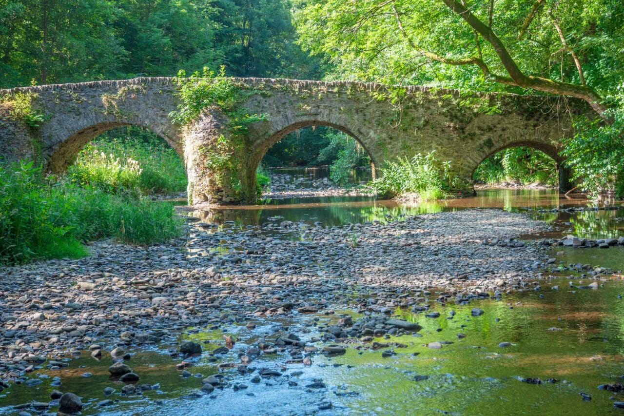 Entdecke den Westerwald: Die schönsten Campingplätze und Geheimtipps für deinen nächsten Campingurlaub 1 Camping im Westerwald Historische Brücke.