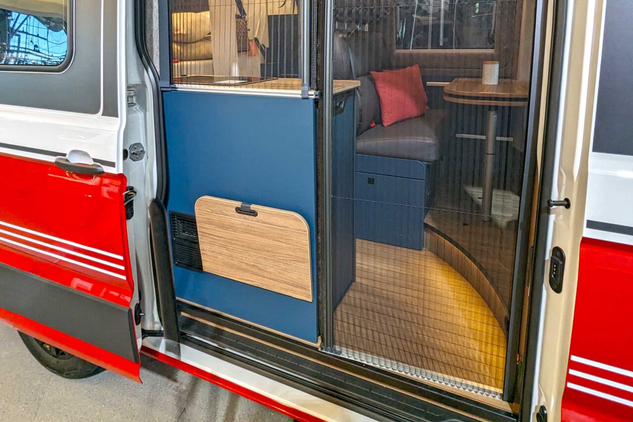 Hymer Eriba Car 600 (2024) - kompakter Camper für kleine Familien und Paare mit offenem Raumkonzept 5 Eriba Car 600 Seitentuer 2700