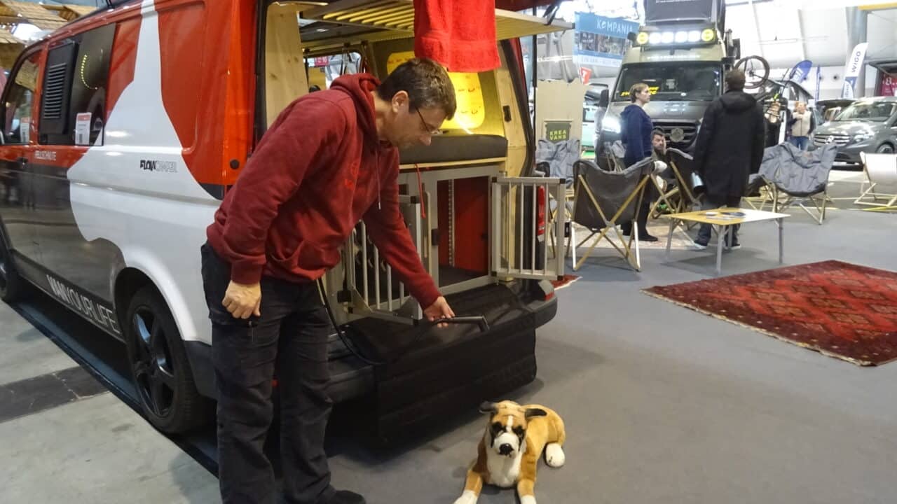 Kastenwagen-Neuheiten 2024: Flowcamper Fellschnute – maßgeschneidert für Camper mit bis zu 4 Hunden! 5 Fellschnute3 Dusche cKatjaScholz