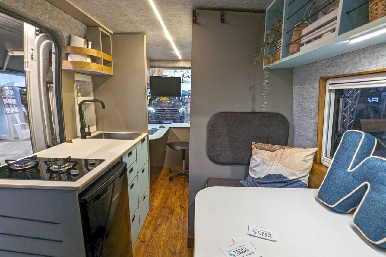 Kastenwagen-Neuheiten 2024: Work'n'Roll: hochwertiger Office-Camper mit Starlink-Internet von SpaceX 3 WorknRoll Durchschuss 9243