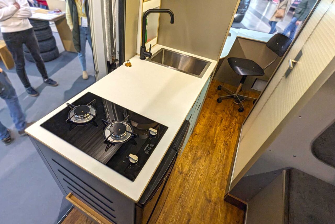 Kastenwagen-Neuheiten 2024: Work'n'Roll: hochwertiger Office-Camper mit Starlink-Internet von SpaceX 4 WorknRoll Kueche 2971