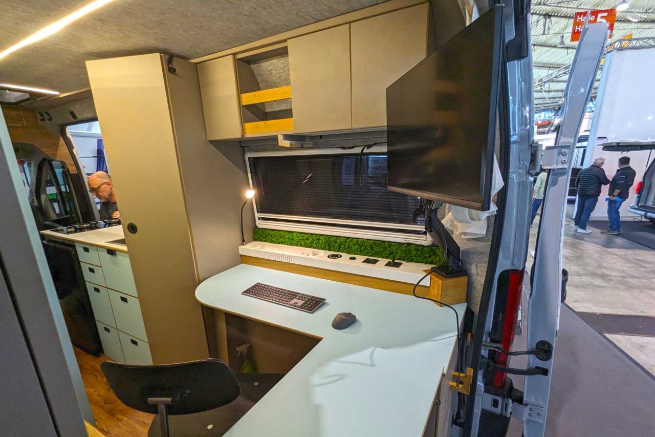 Kastenwagen-Neuheiten 2024: Work'n'Roll: hochwertiger Office-Camper mit Starlink-Internet von SpaceX 2 WorknRoll Schreibttisch 0182