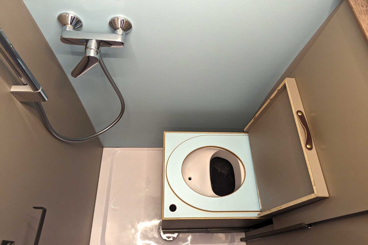 Kastenwagen-Neuheiten 2024: Work'n'Roll: hochwertiger Office-Camper mit Starlink-Internet von SpaceX 5 Worknroll Trockentrenntoilette 5316