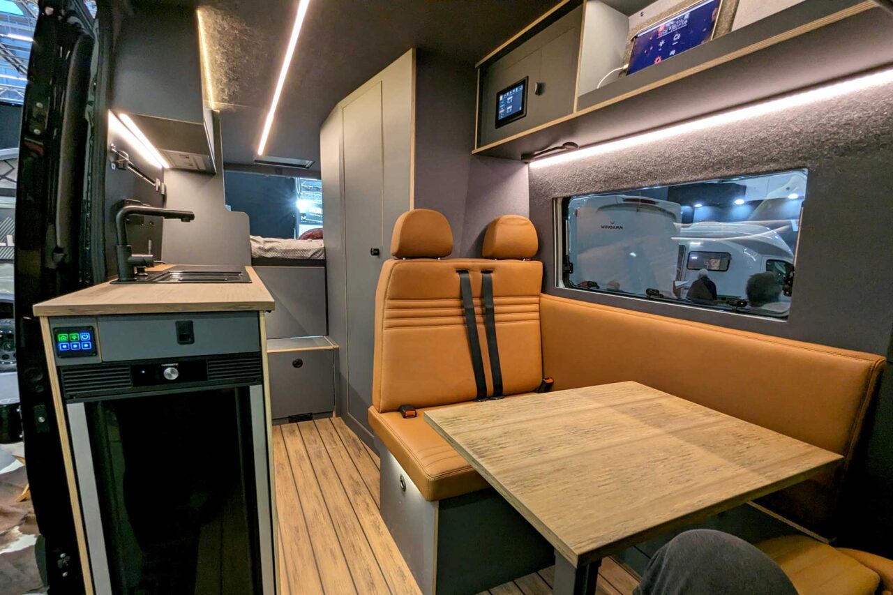 Kastenwagen-Neuheiten 2024: XBULL Offroad-Camper – robustes 4x4-Reisemobil auf Sprinter-Basis für Abenteuer abseits befestigter Straßen 3 X Bull Interieur 3304