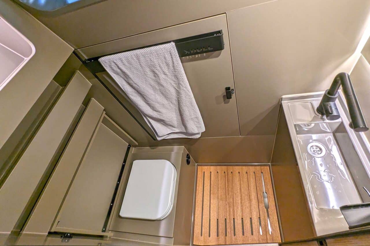 Kastenwagen-Neuheiten 2024: XBULL Offroad-Camper – robustes 4x4-Reisemobil auf Sprinter-Basis für Abenteuer abseits befestigter Straßen 5 XBull Bad 0116